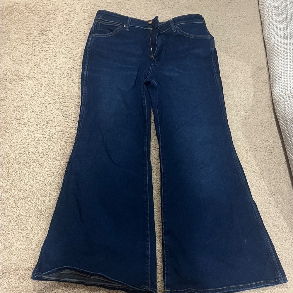Women's wrangler wanderer flare jeans. 32x30